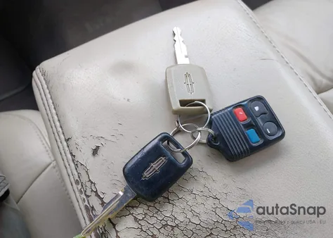 2005 Lincoln Town Car Signature Limited z USA, uszkodzony, nr VIN 1LNHM82W55Y600234